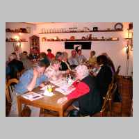 59-05-1104 7. Schirrauer Kirchspieltreffen 2004 - Nach dem Essen wurden Fotos und Zeichnungen ausgetauscht, Erlebnisse erzaehlt.JPG